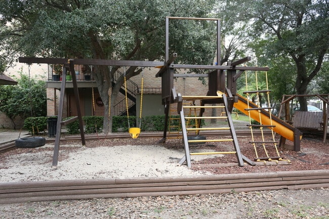 playgrounf - Royal Oaks Apartments