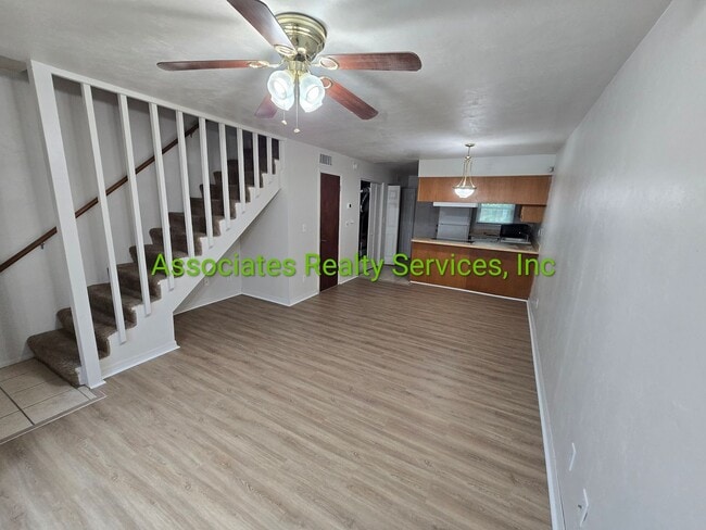 Building Photo - 2/1.5 Town House Fresh on the Market