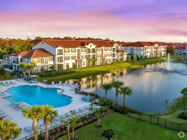 Luxury Lakeside Living Awaits at Venetian Apartments in Ft. Myers - Venetian Rental