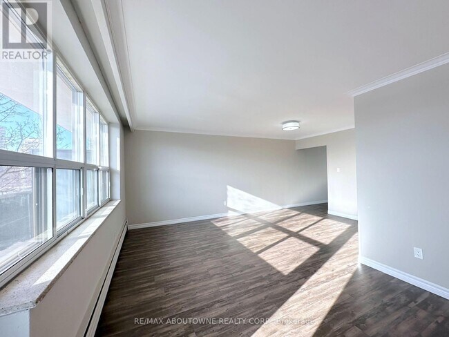 Photo - 276 St Clair Ave W