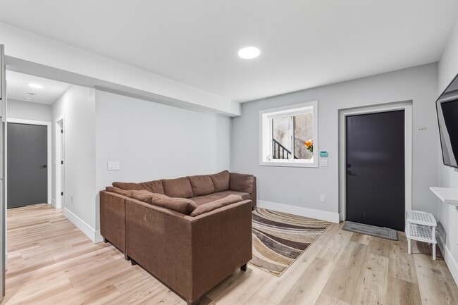 Photo - 18751-18754 54 Ave