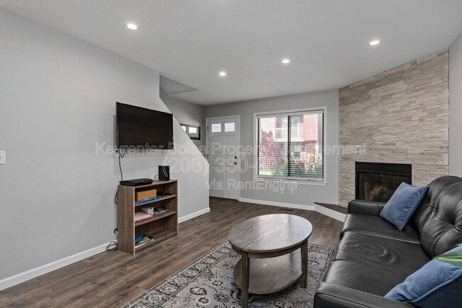 Photo - 3039 S Cantrell Ln