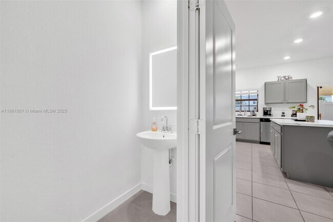 Photo - 730 SW 12th St