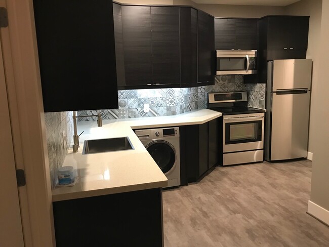 Kitchen - 414 Kirman Ave. Unit B