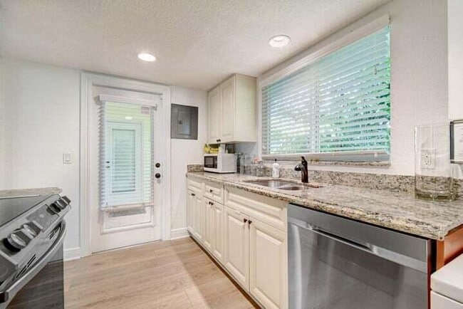 Photo - 45 SE 7th Ave Unidad 8