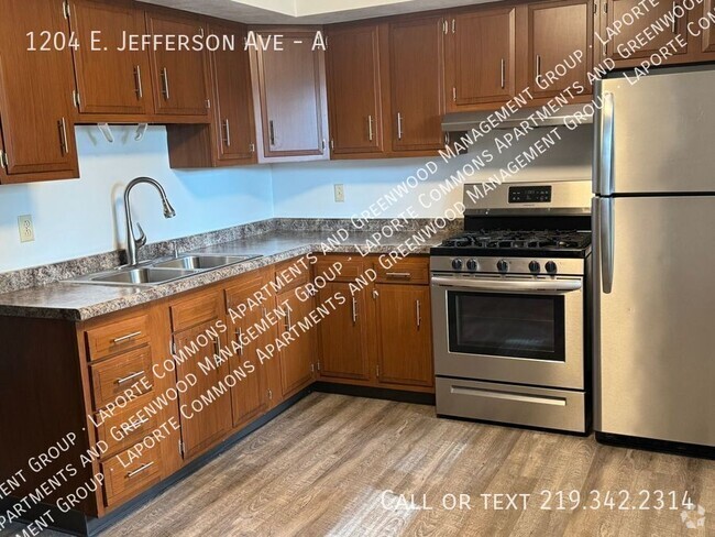 Building Photo - 2 Bed 1 1/2 Townhome Available April 9th Unit A