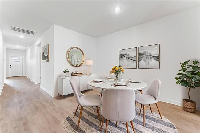 Photo - 114 S Maroon Ave