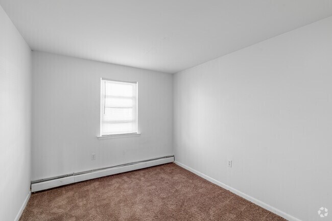 2BR, 1BA - 925SF - Second Bedroom