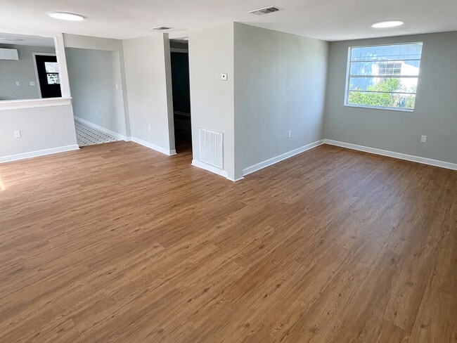 837 Lafayette Ln