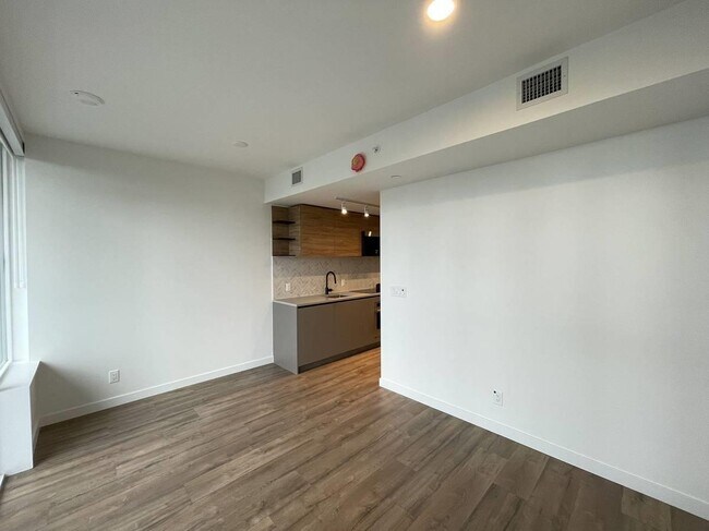 13428-13105 105 Ave Unit 16XX