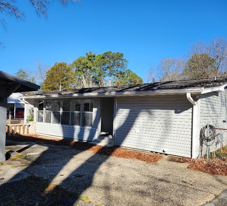 Photo - 108 E Sterrett St