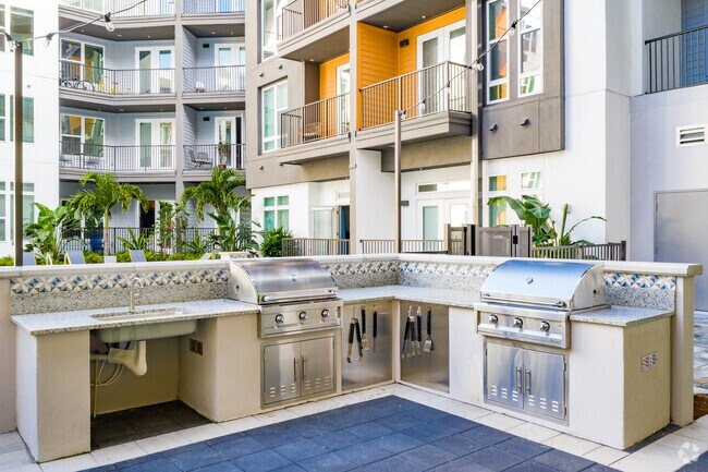 Cocina de exterior con parrillas a gas - Arte St. Pete