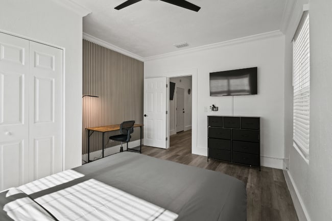 Photo - 806 E Chelsea St Unit 3