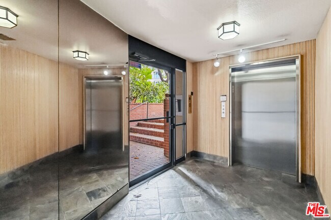 500 S Barrington Ave Unit 2