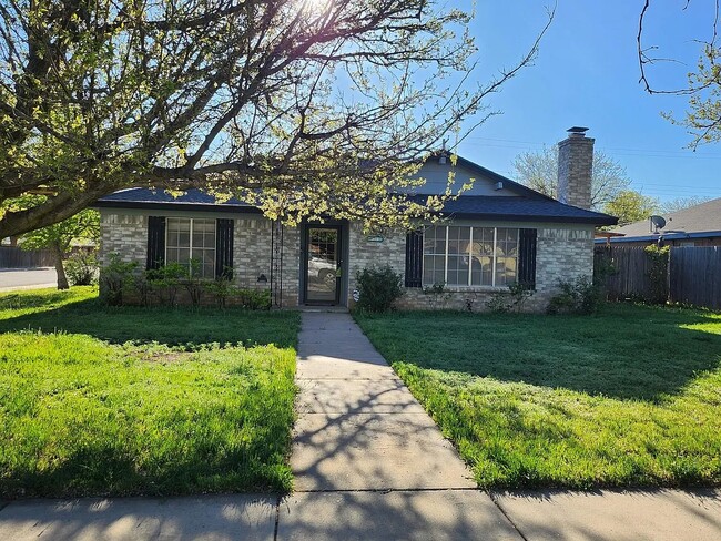 Beautiful, spacious, 3-bedroom Home in a great Avondale Neiborhood - 1301 La Paloma St House