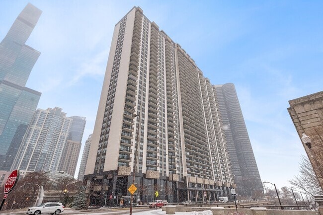 Building Photo - 400 E Randolph St Rental