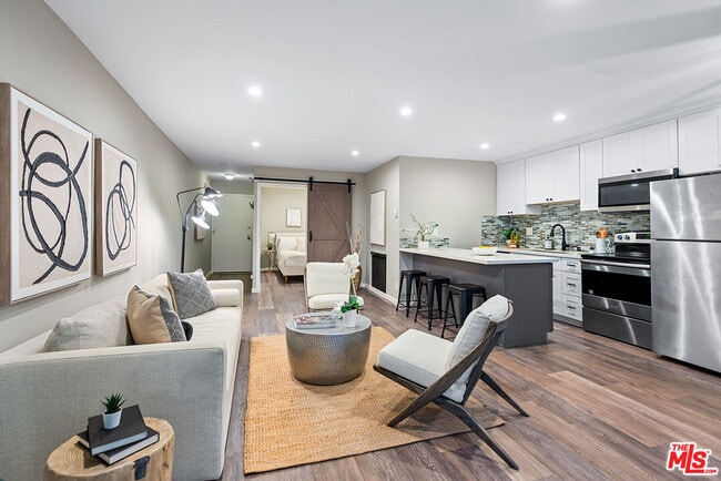 Building Photo - 11645 Montana Ave Unit 121