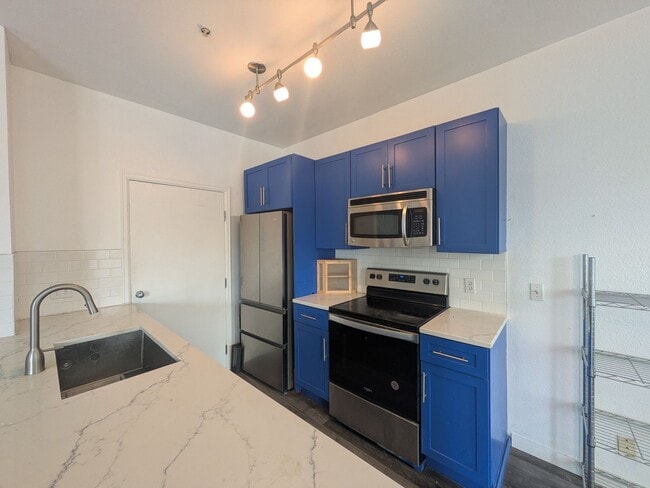 Building Photo - Capitol Hill Condo Living - 2 story with 2... Unit 3L