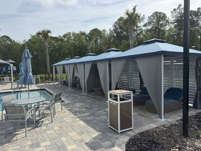 Photo - "Spacious 4-Bed Oasis with Granite Finishes & Guest Suite in Jacksonville!"