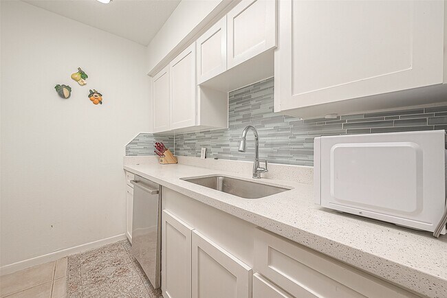 2201 Fountain View Dr Unit 9