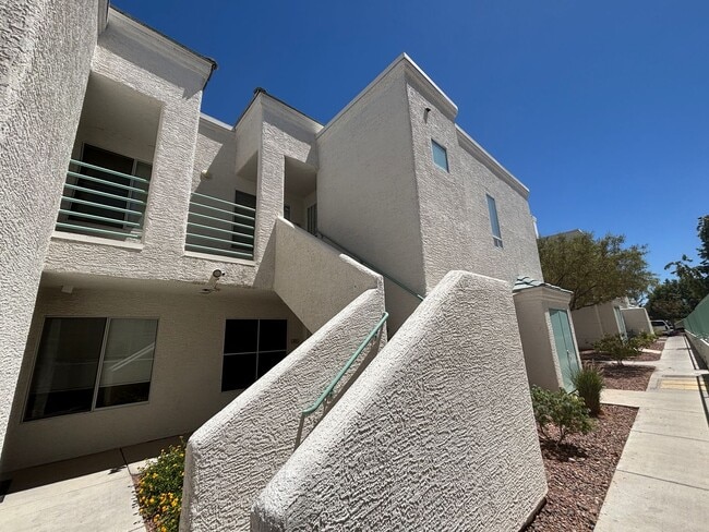 Building Photo - 7100 W Pirates Cove Rd Unit 2041