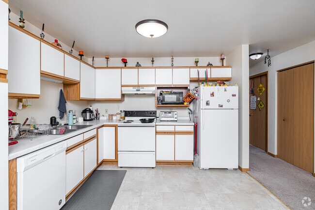 2BR, 1BA - 930SF - Kitchen - Willowbrook Glen