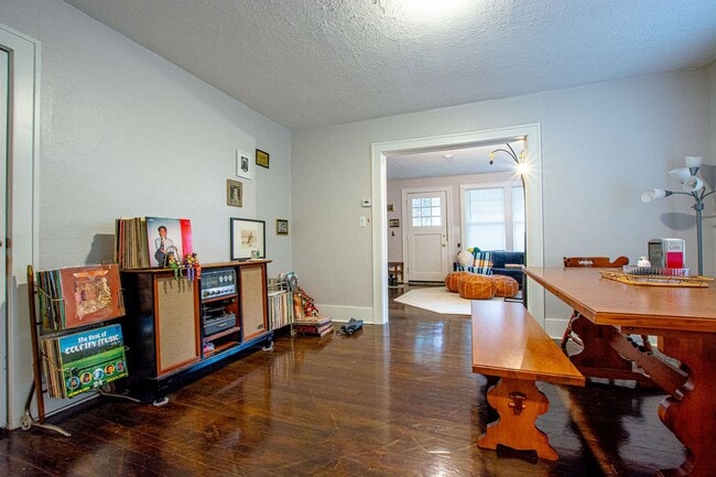 Building Photo - 4934-4936 Davenport Street Unit 4936 Davenport Street Rental