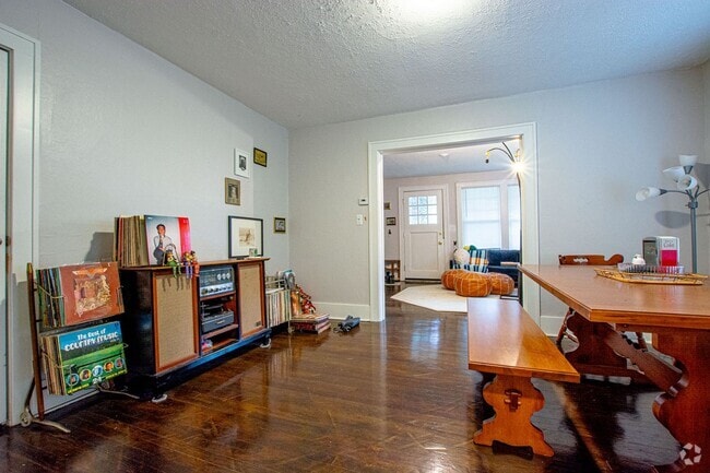 Building Photo - 4934-4936 Davenport Street Unit 4936 Davenport Street Rental