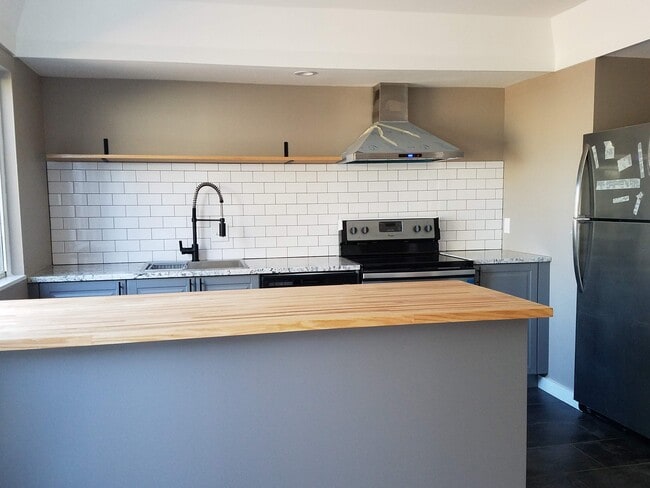 Photo - 1008 Manor Ln