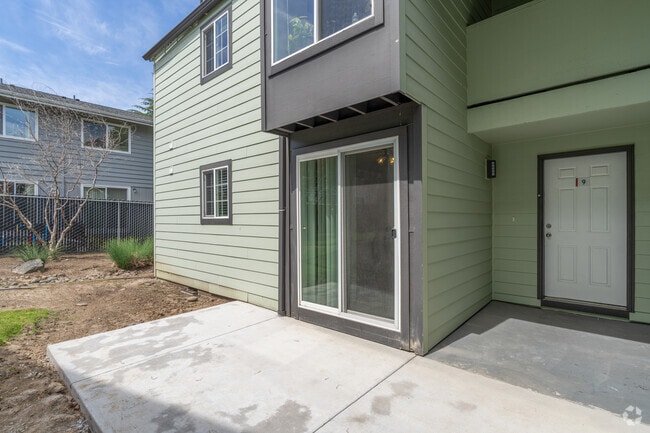 1BR, 1BA - 640SF - Front Patio