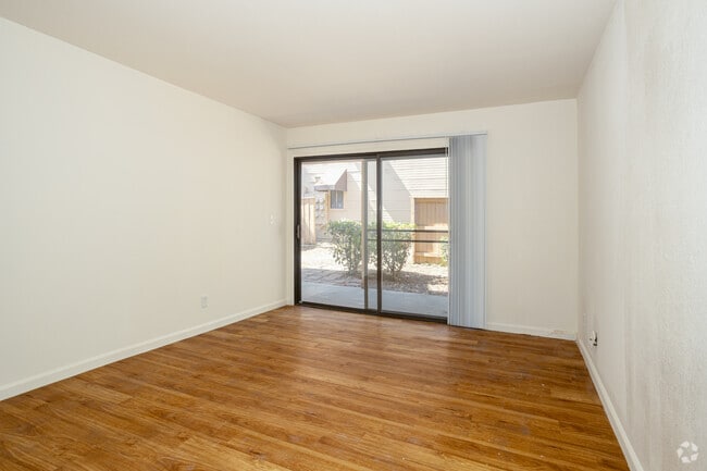 2BR, 2BA - 950SF