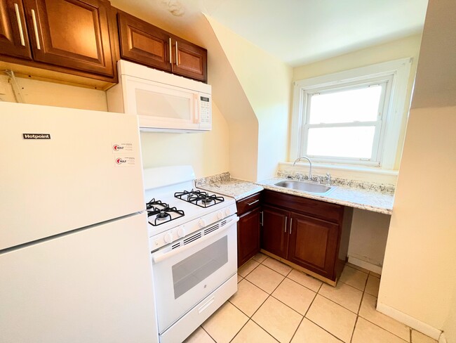 Building Photo - 5544 Baywood St Unit 3