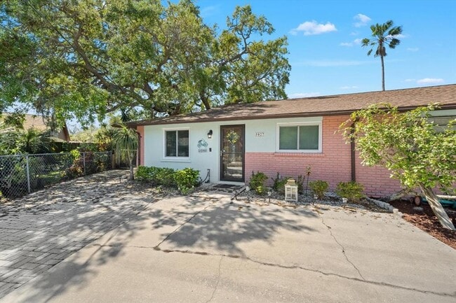 Photo - 5027 31st St W