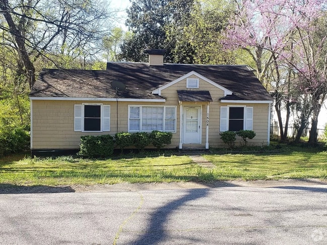 Building Photo - Charming 3 Bed, 2 Bath Home Near It All!