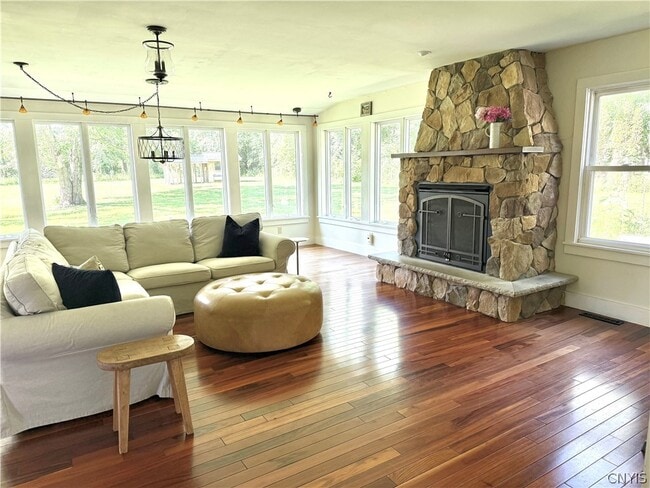 Photo - 690 Crow Hill Rd