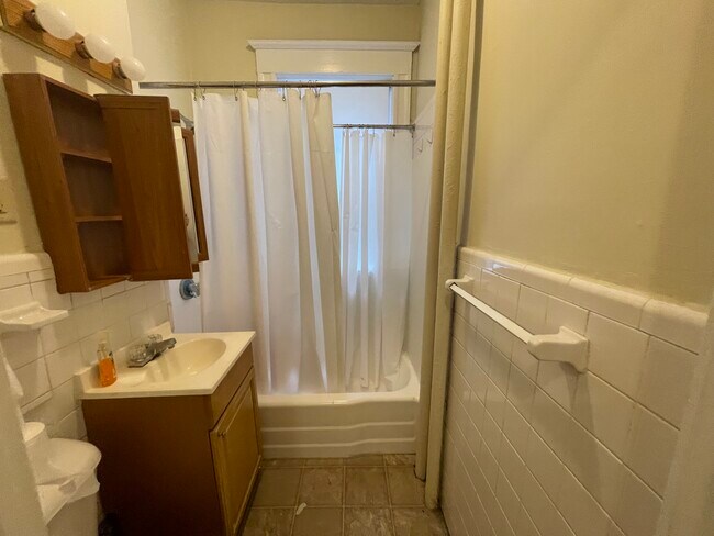 Building Photo - 19 Woodstock Ave Unit 4 Rental