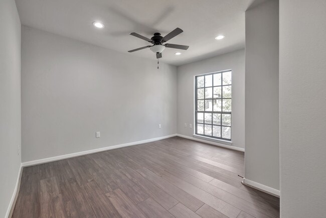 Photo - 7312 Main St
