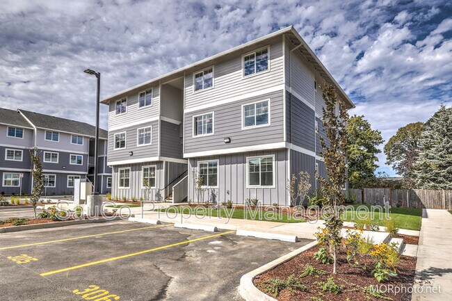 Photo - 2560 Hawthorne St