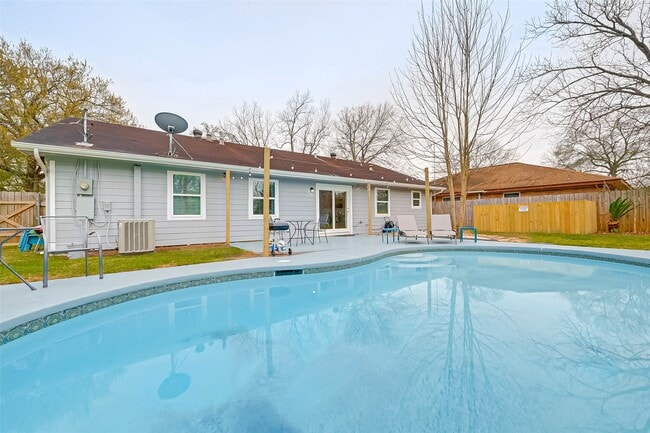 Building Photo - 5330 Hialeah Dr