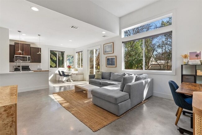 Photo - 402 El Paso St