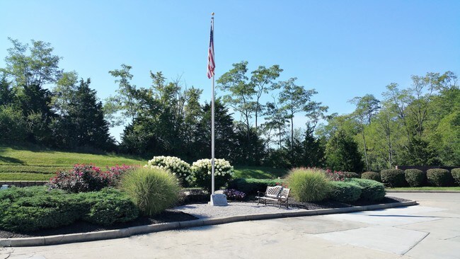 Outdoor benches/Sitting area - Shaker Point Apartment Homes