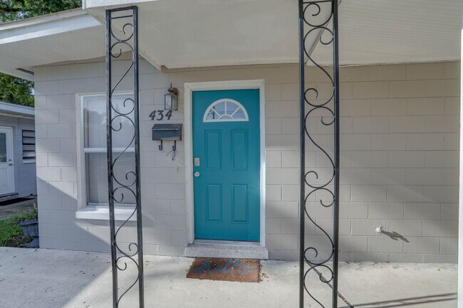 Photo - 434 E Esther St