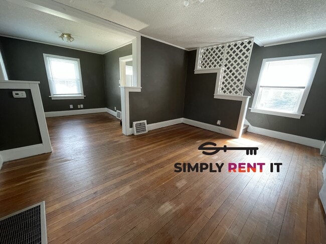 Photo - 3 Bedroom with Hardwood Floors on Campus!