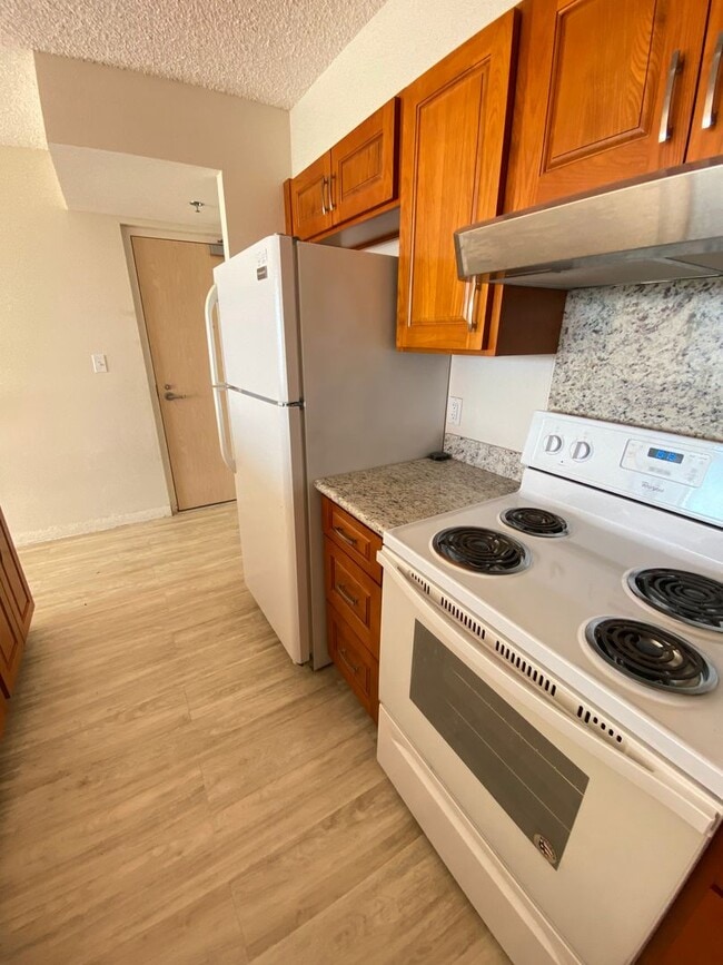 Photo - 1450 Young St