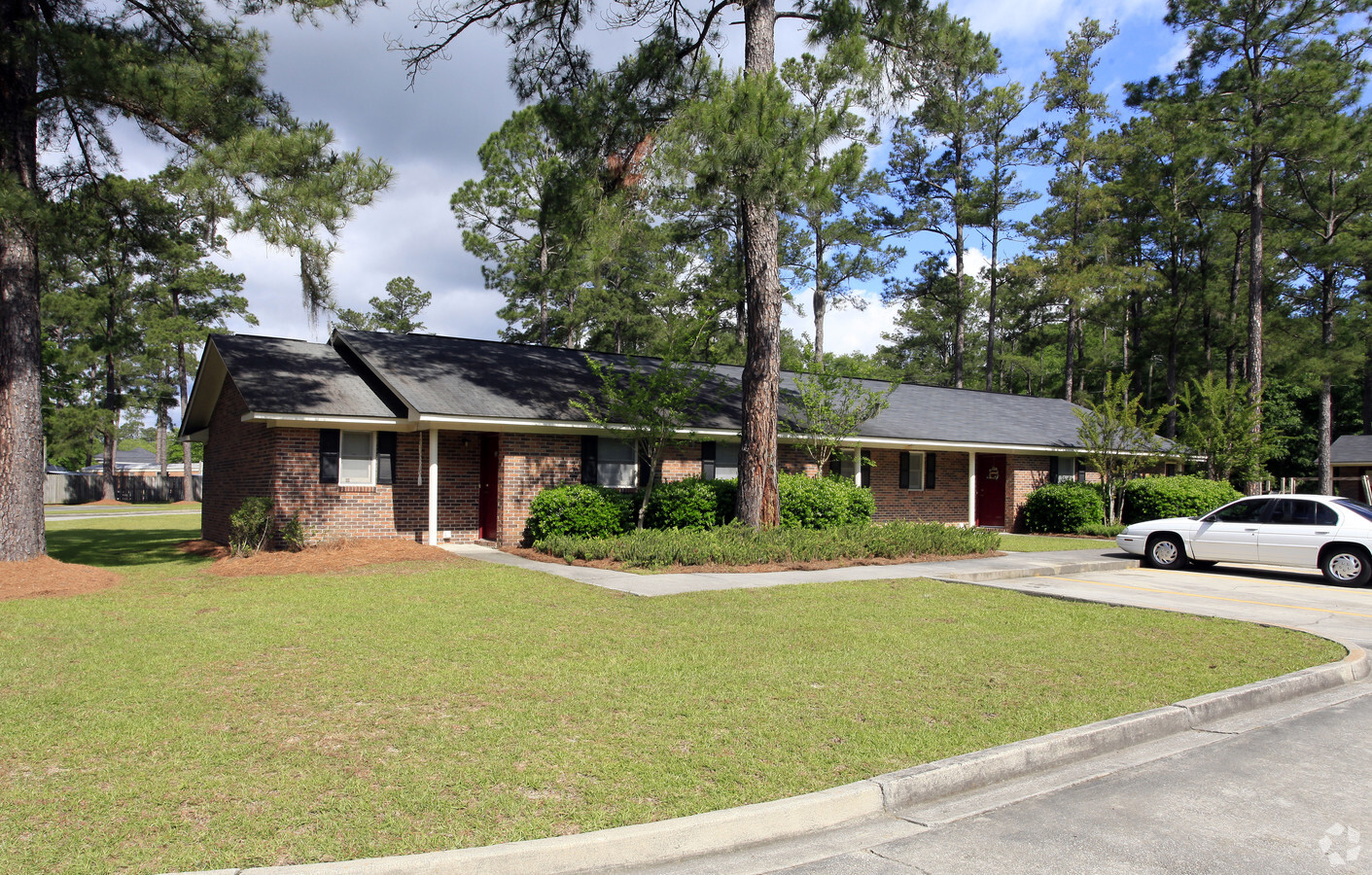 Pine Manor Apartments - Pine Manor Apartments