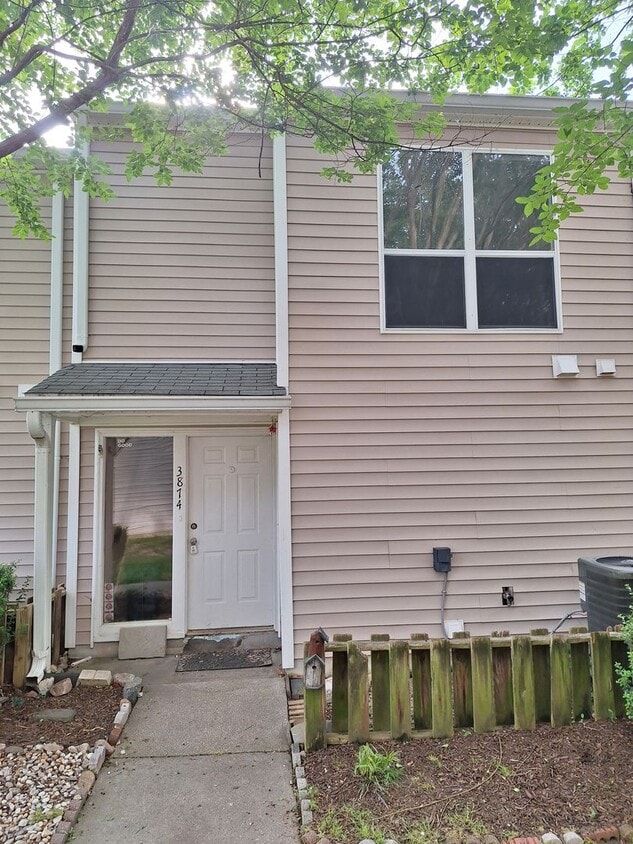 3 bedroom/ 1.5 bathroom. The Midlands - 3 bedroom/ 1.5 bathroom. The Midlands