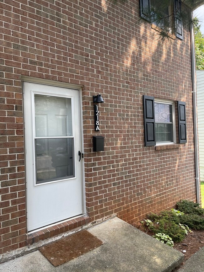 Building Photo - 1218 Holmes Ave