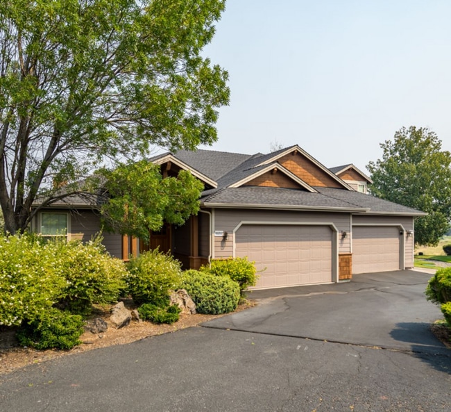 Building Photo - Beautiful Eagle Crest Home with Stunning V...