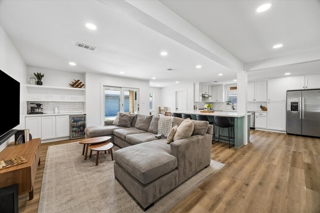 Building Photo - 5311 Hialeah Dr