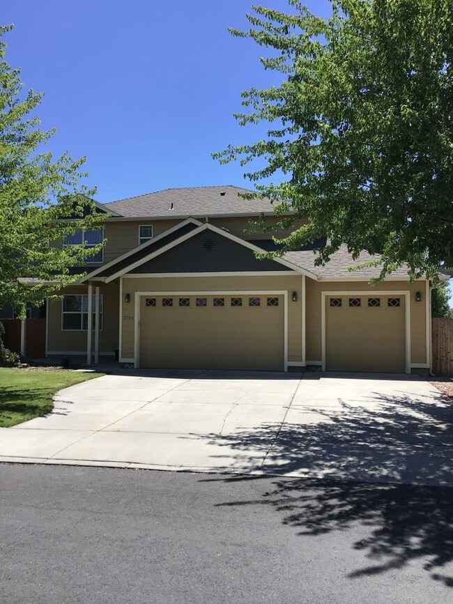 Building Photo - Large Home in NE Redmond